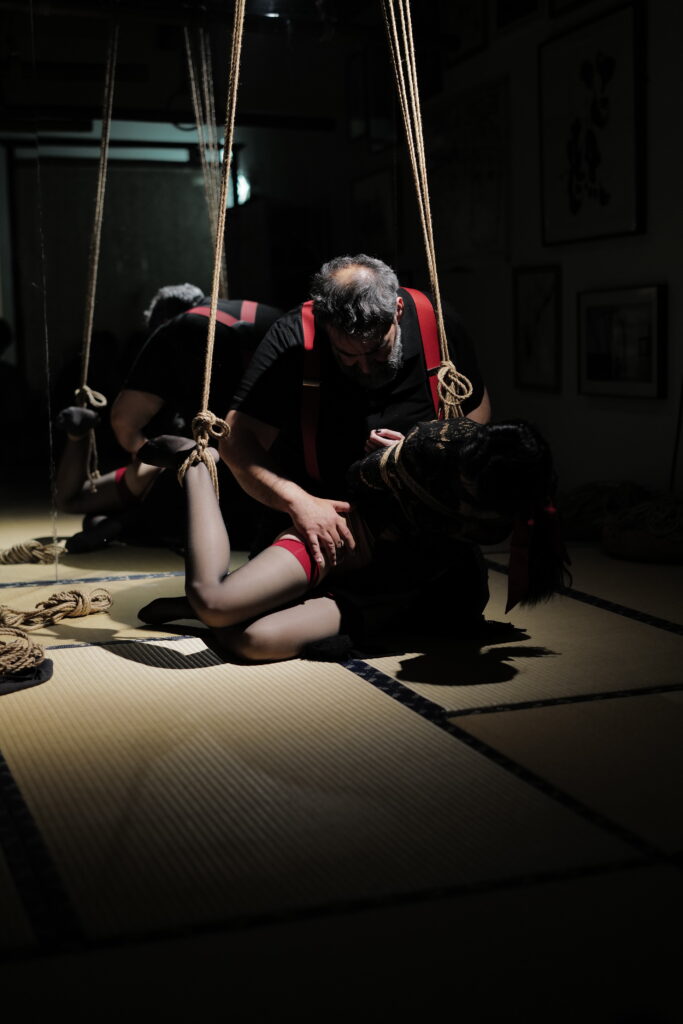 Shibari Saloon in Shangai
Ropes: Davide "MaestroBD" La Greca
Model: 白鹿（Bailu)
Photo: 华华（huahua)
Location: Ex Studio