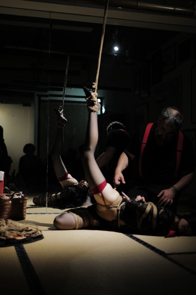 Shibari Saloon in Shangai
Ropes: Davide "MaestroBD" La Greca
Model: 白鹿（Bailu)
Photo: 华华（huahua)
Location: Ex Studio