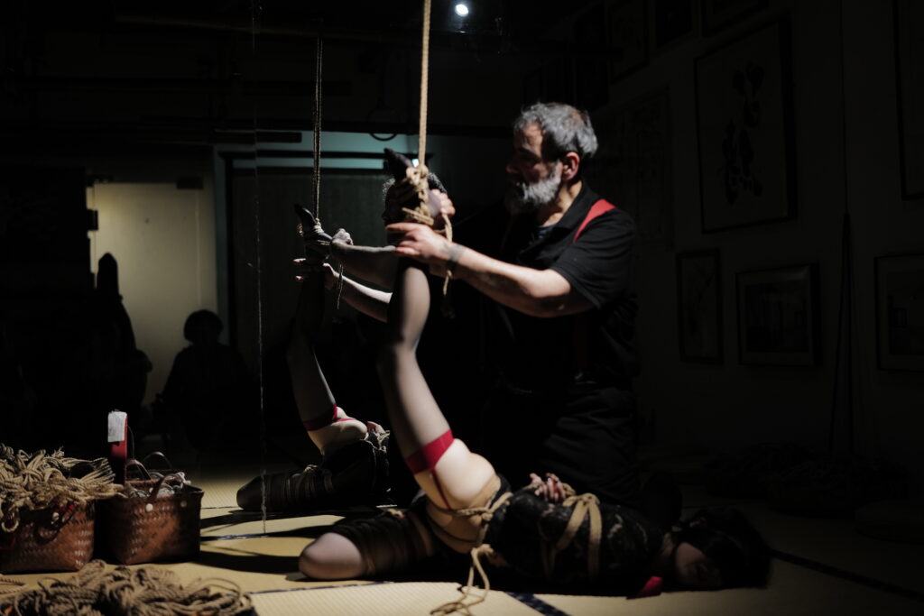 Shibari Saloon in Shangai
Ropes: Davide "MaestroBD" La Greca
Model: 白鹿（Bailu)
Photo: 华华（huahua)
Location: Ex Studio