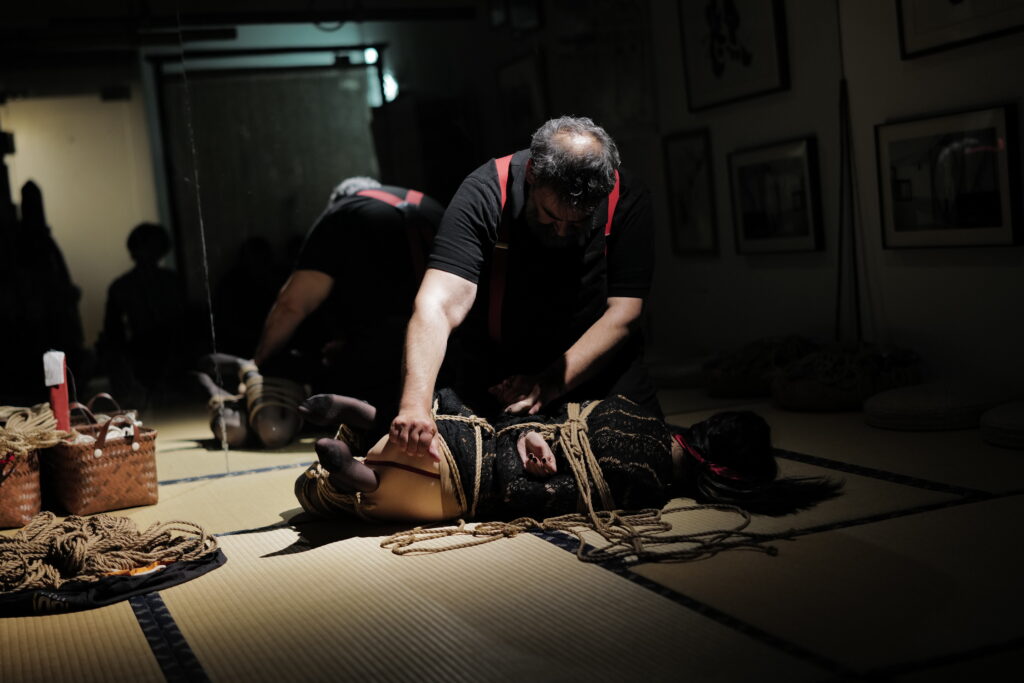 Shibari Saloon in Shangai
Ropes: Davide "MaestroBD" La Greca
Model: 白鹿（Bailu)
Photo: 华华（huahua)
Location: Ex Studio