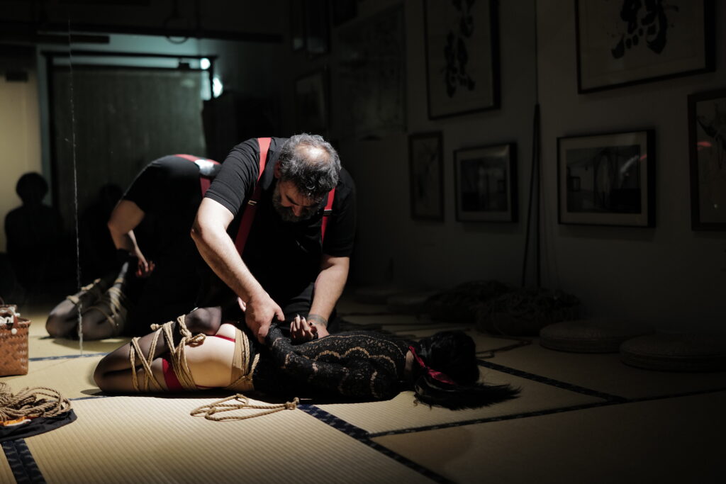 Shibari Saloon in Shangai
Ropes: Davide "MaestroBD" La Greca
Model: 白鹿（Bailu)
Photo: 华华（huahua)
Location: Ex Studio