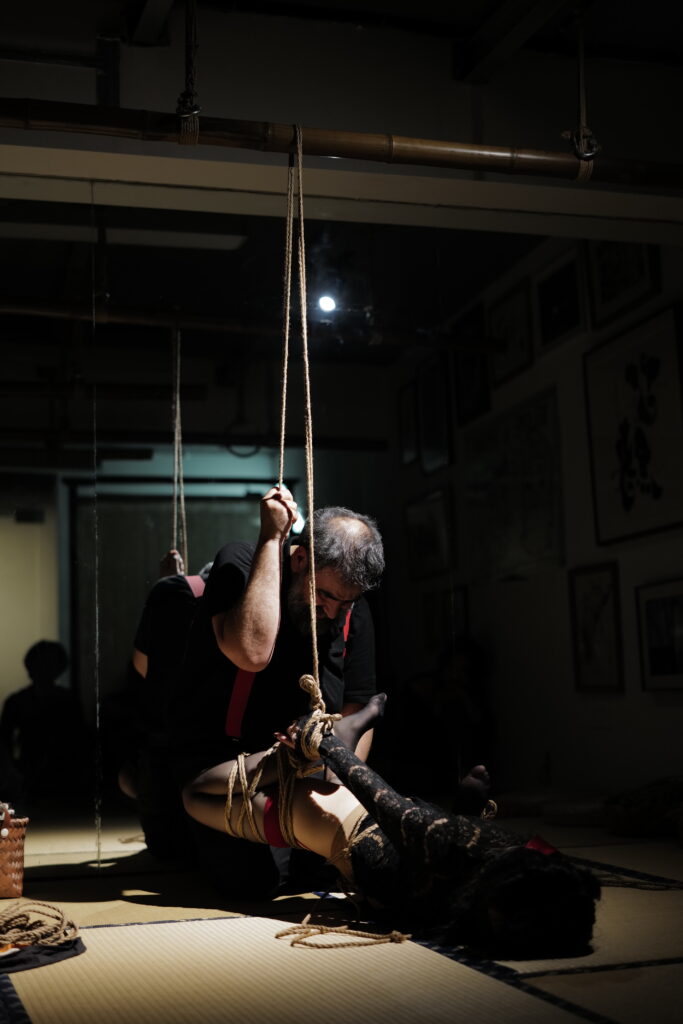 Shibari Saloon in Shangai
Ropes: Davide "MaestroBD" La Greca
Model: 白鹿（Bailu)
Photo: 华华（huahua)
Location: Ex Studio