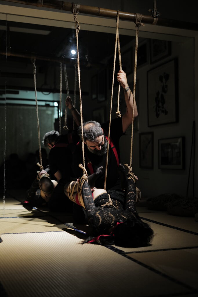 Shibari Saloon in Shangai
Ropes: Davide "MaestroBD" La Greca
Model: 白鹿（Bailu)
Photo: 华华（huahua)
Location: Ex Studio