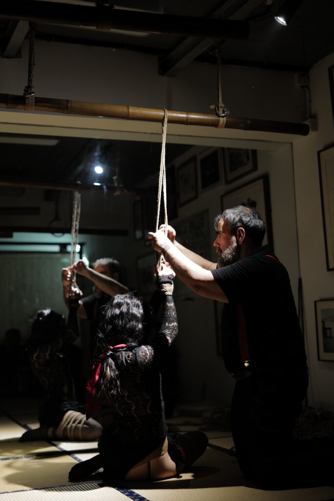 Shibari Saloon in Shangai
Ropes: Davide "MaestroBD" La Greca
Model: 白鹿（Bailu)
Photo: 华华（huahua)
Location: Ex Studio