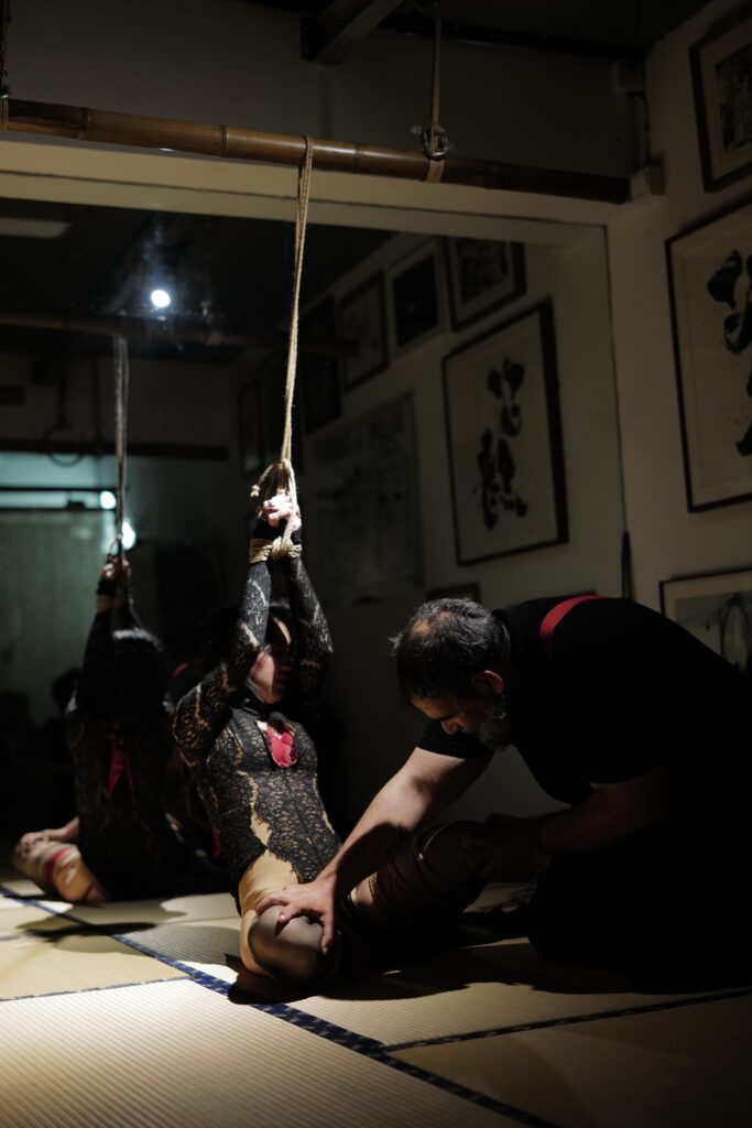 Shibari Saloon in Shangai
Ropes: Davide "MaestroBD" La Greca
Model: 白鹿（Bailu)
Photo: 华华（huahua)
Location: Ex Studio