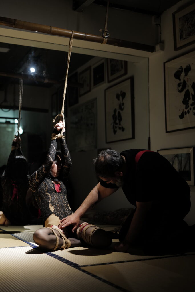 Shibari Saloon in Shangai
Ropes: Davide "MaestroBD" La Greca
Model: 白鹿（Bailu)
Photo: 华华（huahua)
Location: Ex Studio