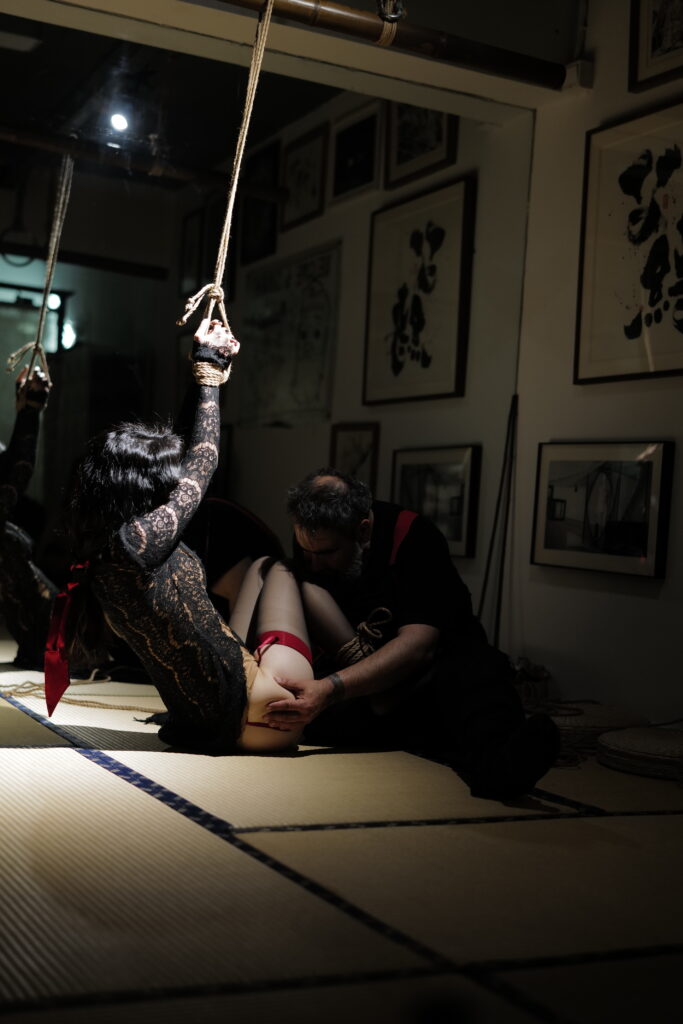 Shibari Saloon in Shangai
Ropes: Davide "MaestroBD" La Greca
Model: 白鹿（Bailu)
Photo: 华华（huahua)
Location: Ex Studio