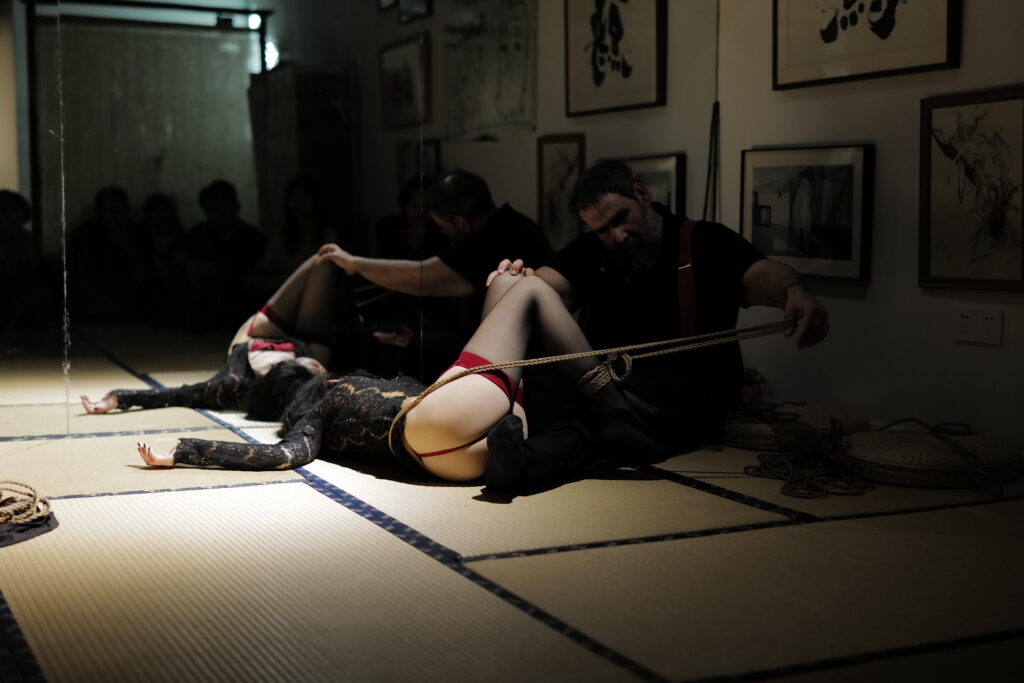 Shibari Saloon in Shangai
Ropes: Davide "MaestroBD" La Greca
Model: 白鹿（Bailu)
Photo: 华华（huahua)
Location: Ex Studio